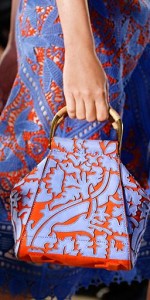 Tory Burch SS16 - bolsa azul e verm couro